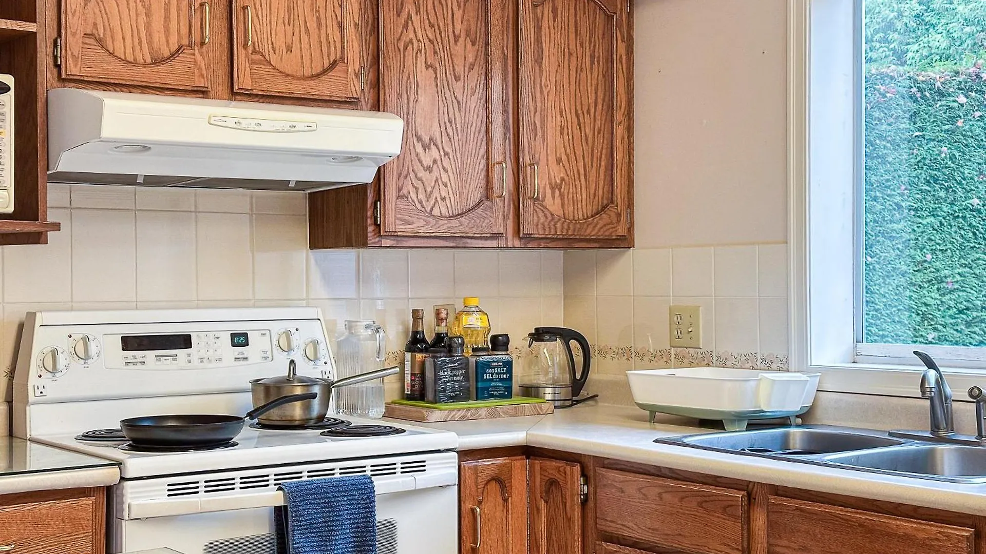 Garden Hotel 3-Bedroom House For Whole Book Richmond Canada