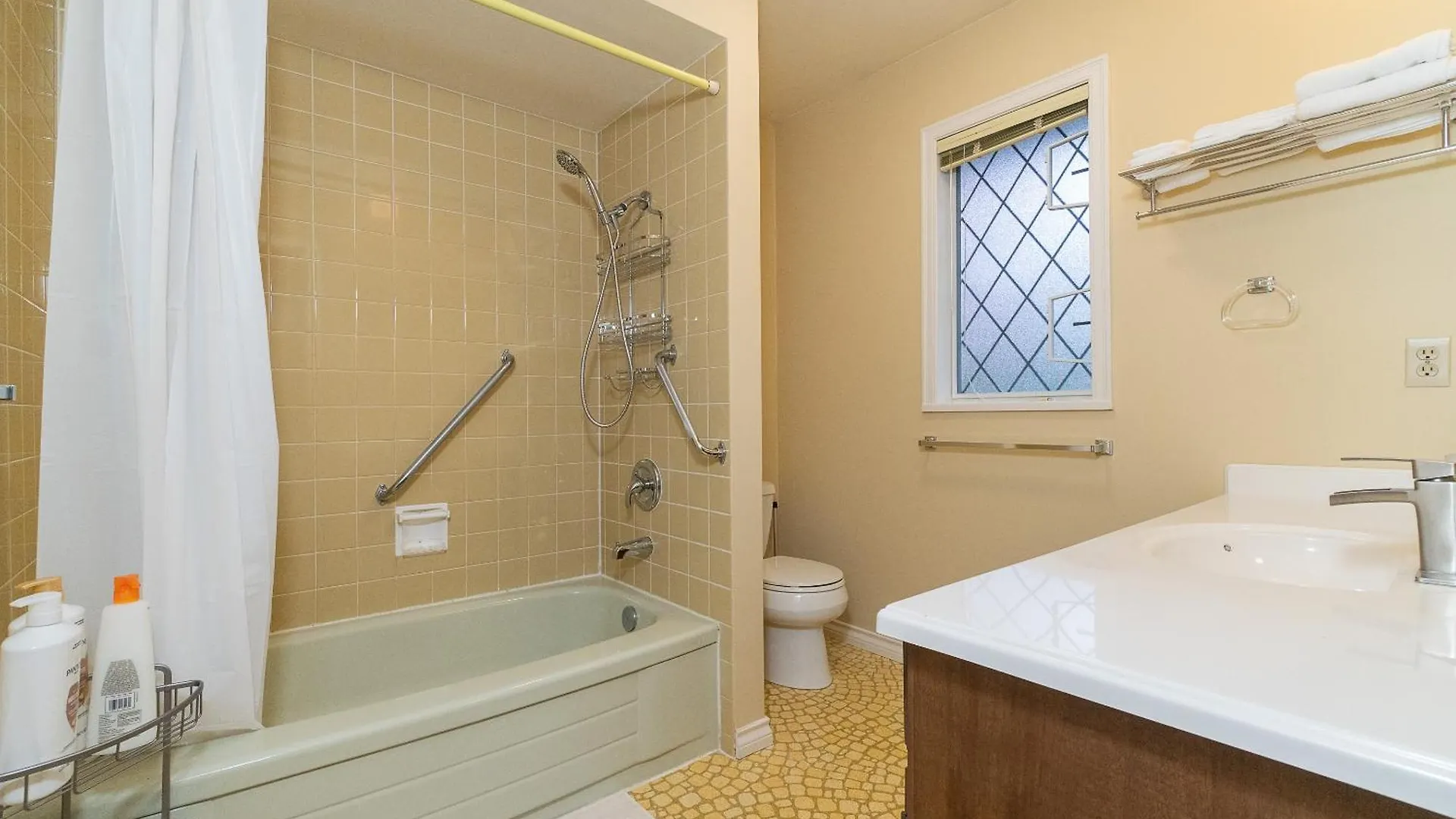 Garden Hotel 3-Bedroom House For Whole Book Richmond Canada